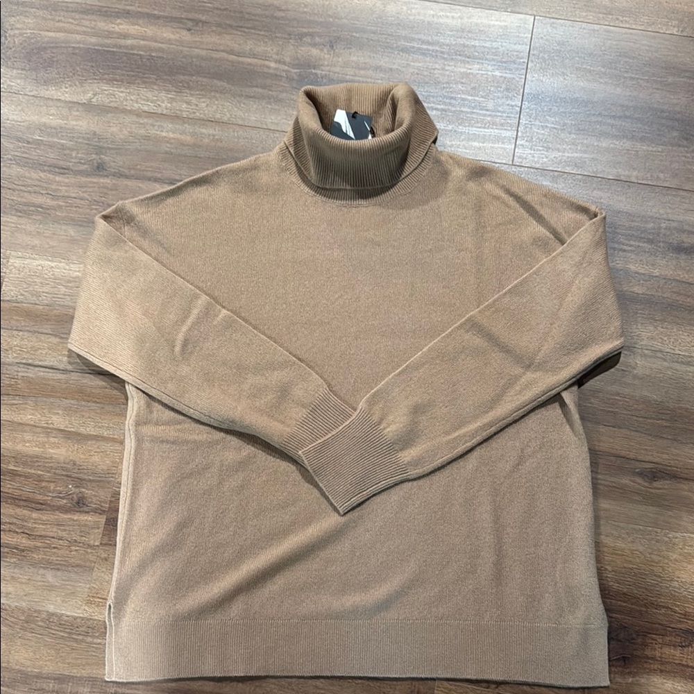 HALOGEN 100% Cashmere NWT
Tan Turtleneck Sweater